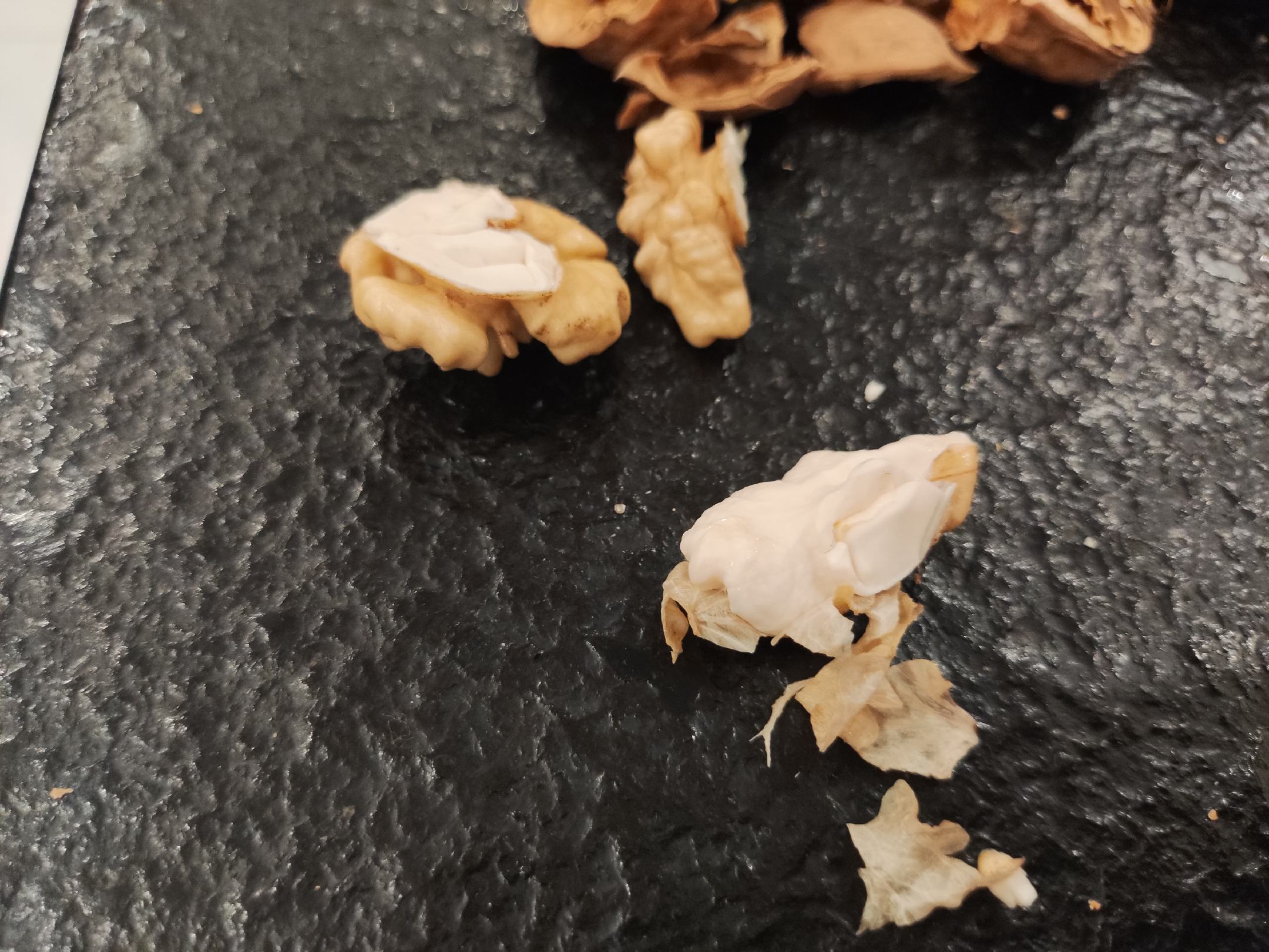 桃核破壳取出桃仁过程特写