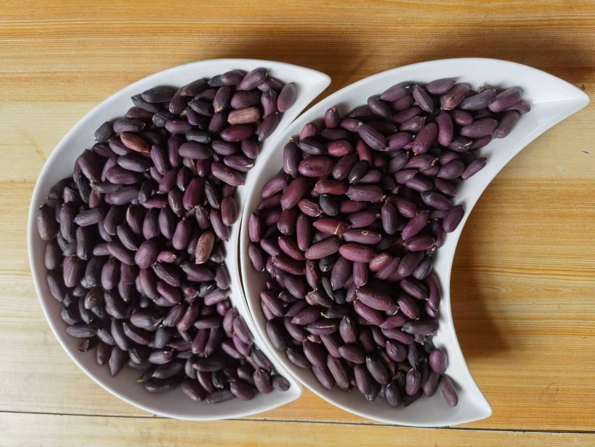 新鲜农家花生仁铺满桌面,颗粒饱满,色泽金黄 花生原材料特写