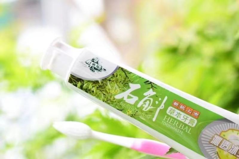 石斛草本牙膏一支160g，一支牙膏送一支牙刷，72支箱