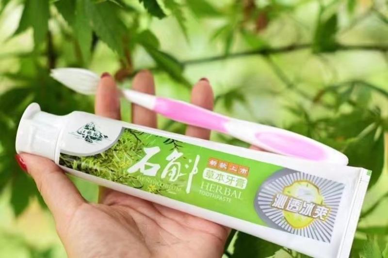 石斛草本牙膏一支160g，一支牙膏送一支牙刷，72支箱