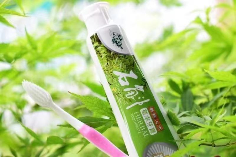 石斛草本牙膏一支160g，一支牙膏送一支牙刷，72支箱