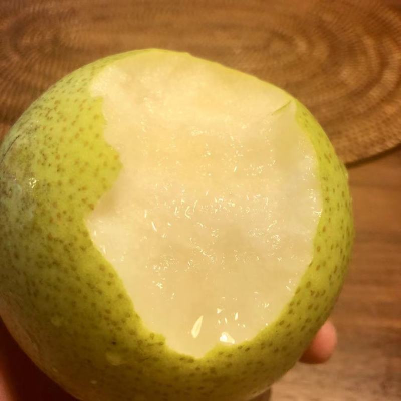 无膨大、自然成熟的绿梨