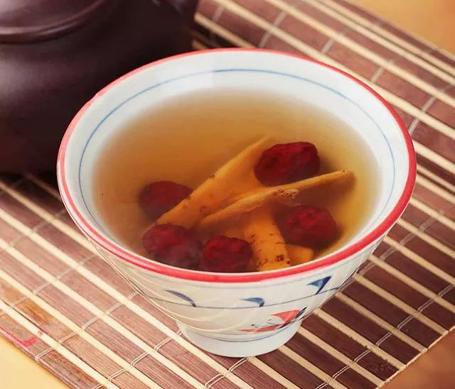 一碗热腾腾的黄芪红枣汤,黄芪片与红枣一同炖煮,色泽温暖,汤色清亮 黄芪红枣汤