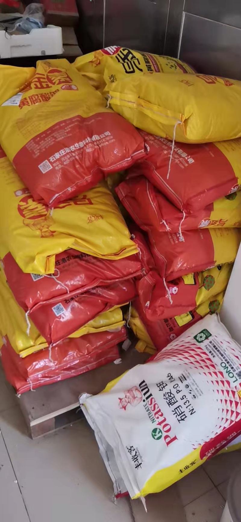 乌金素黄腐酸钾水溶肥，21个氮18个钾增加产量提