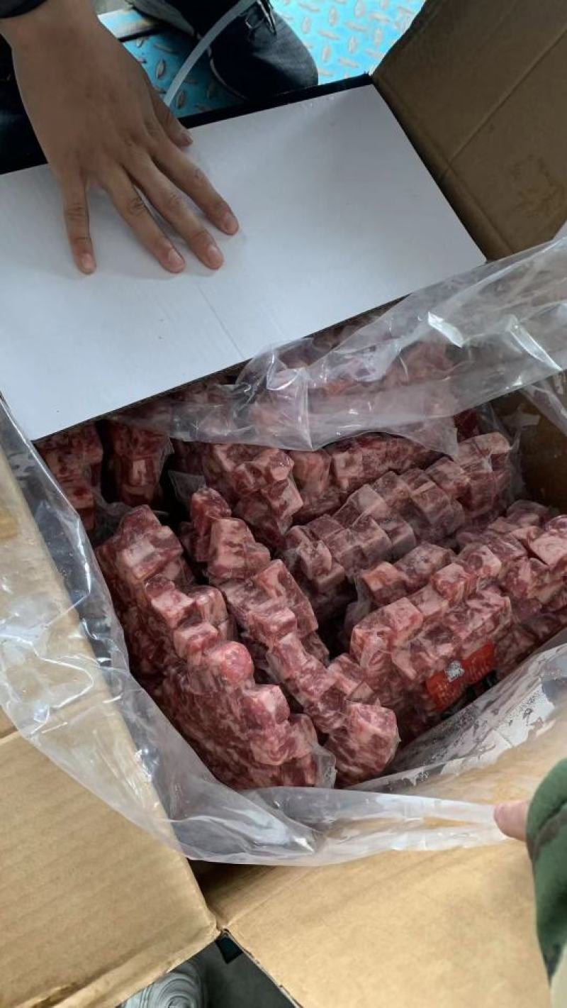 精品牛肉粒，本厂常年生产牛肉粒，不散不碎货源充足全国发货