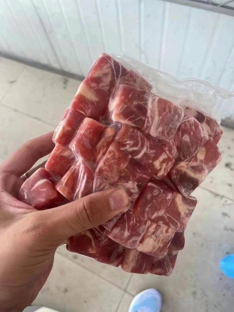 精品牛肉粒，本厂常年生产牛肉粒，不散不碎货源充足全国发货