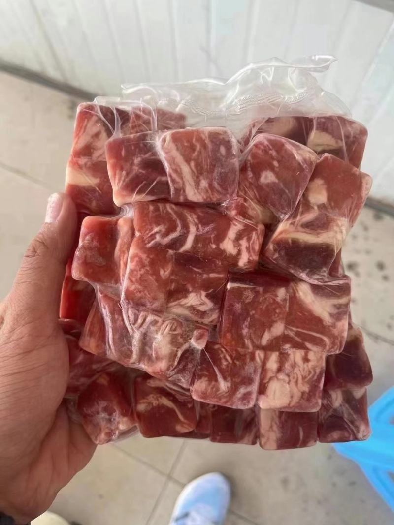 精品牛肉粒，本厂常年生产牛肉粒，不散不碎货源充足全国发货
