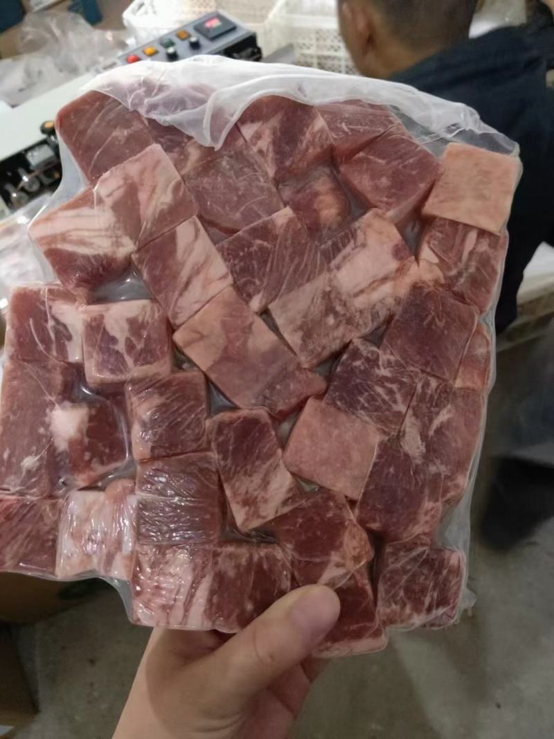 精品牛肉粒，本厂常年生产牛肉粒，不散不碎货源充足全国发货
