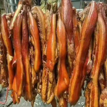 全干槽头腊肉（颜色金黄色，味道巴适）厂家一手货源
