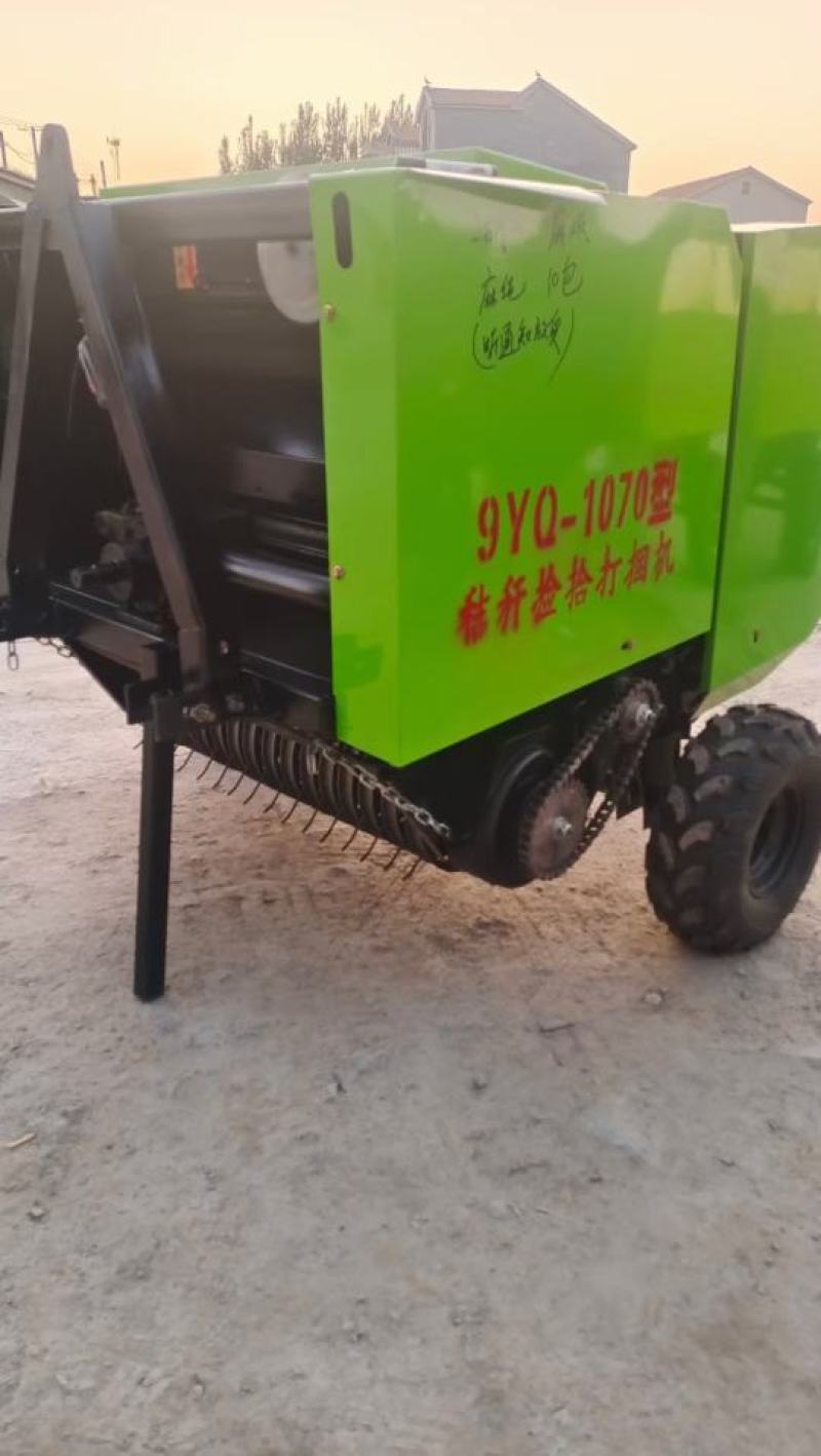 秸秆捡拾打捆机，捡拾打捆机，圆捆打包机。