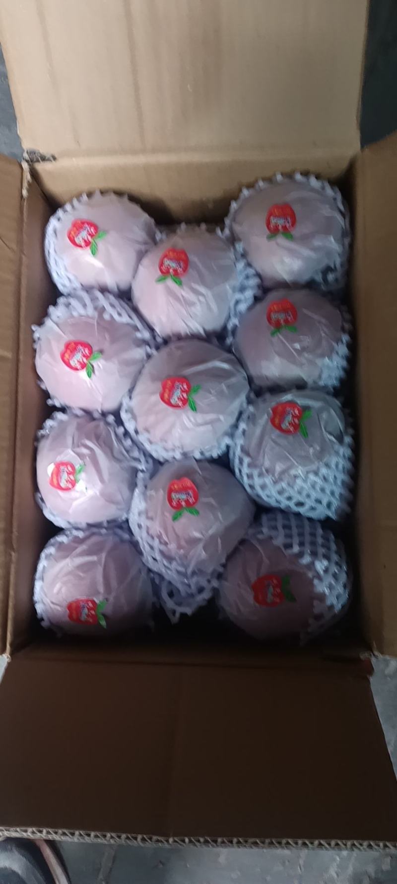 阿克苏冰糖心苹果，产地直发，皮薄肉厚，脆甜汁多，肉质紧密