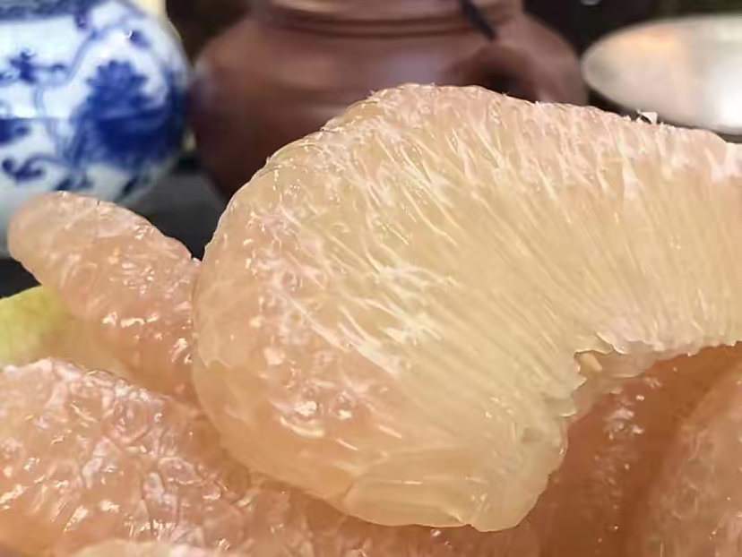 白心蜜柚果实特写展示其洁白果肉与饱满果粒 白心蜜柚果实特写