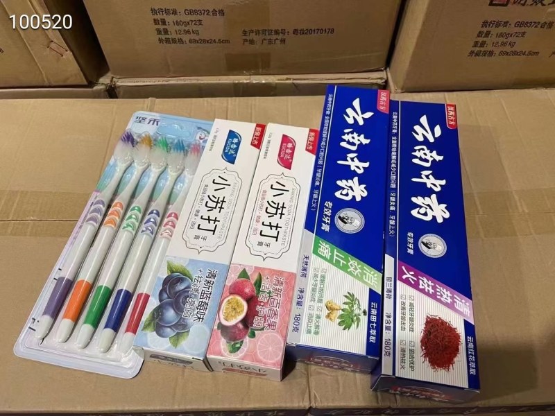 地摊牙膏三件套批发，地摊赶集早市，云南中药牙膏，五支牙刷