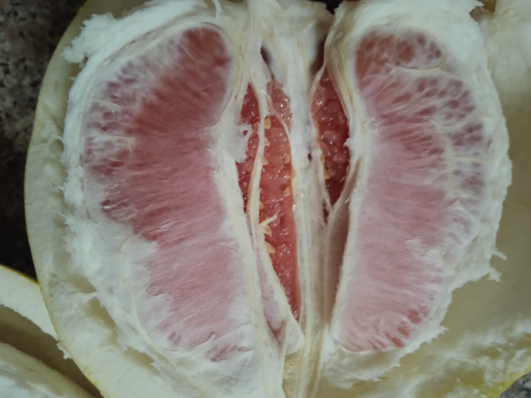 红心蜜柚切开后呈现诱人的玫瑰红色果肉 红心蜜柚切开特写
