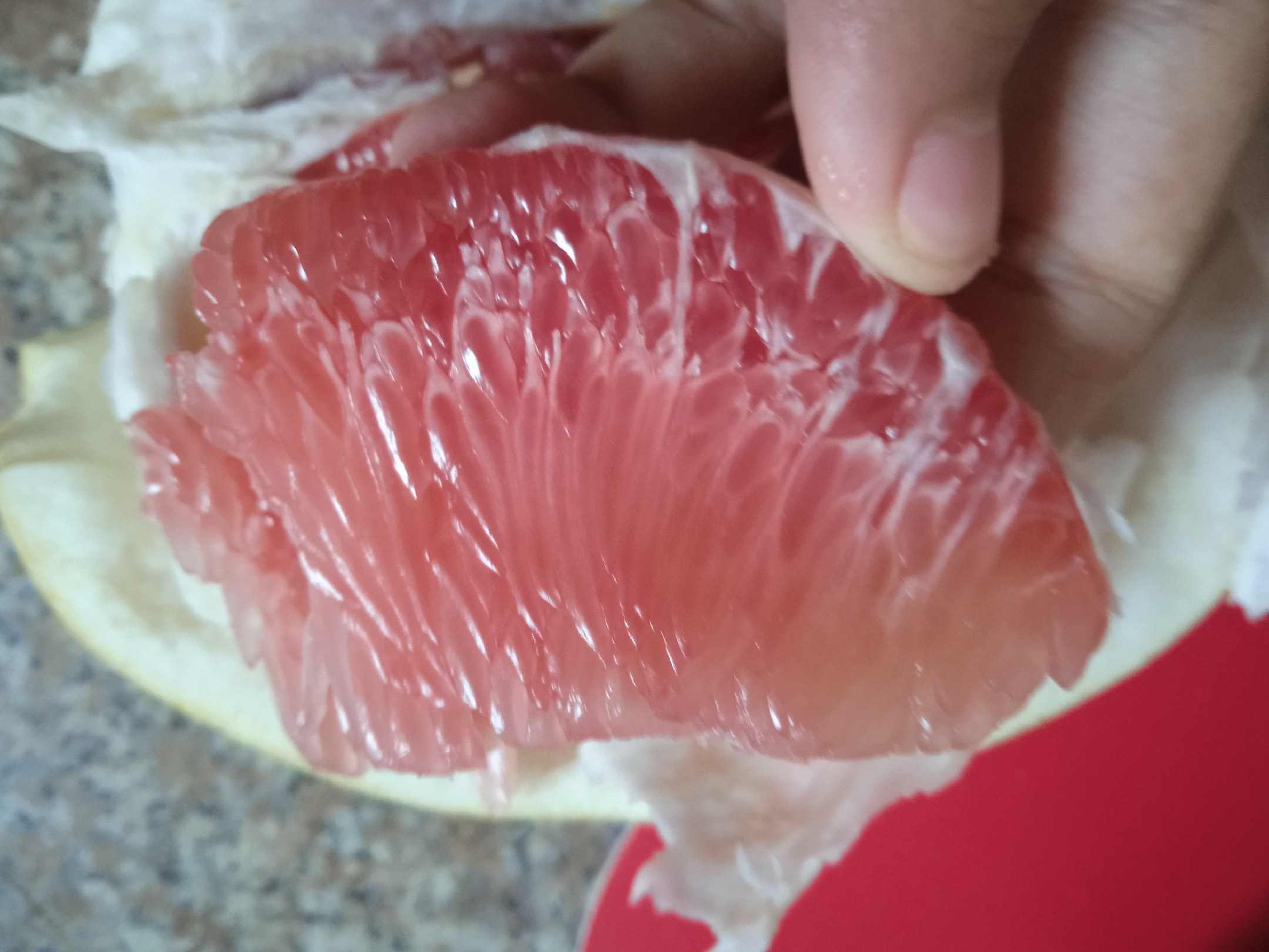 展示如何挑选新鲜柚子,包括柚子外观、手感和切开后果肉状态 挑选新鲜柚子的方法