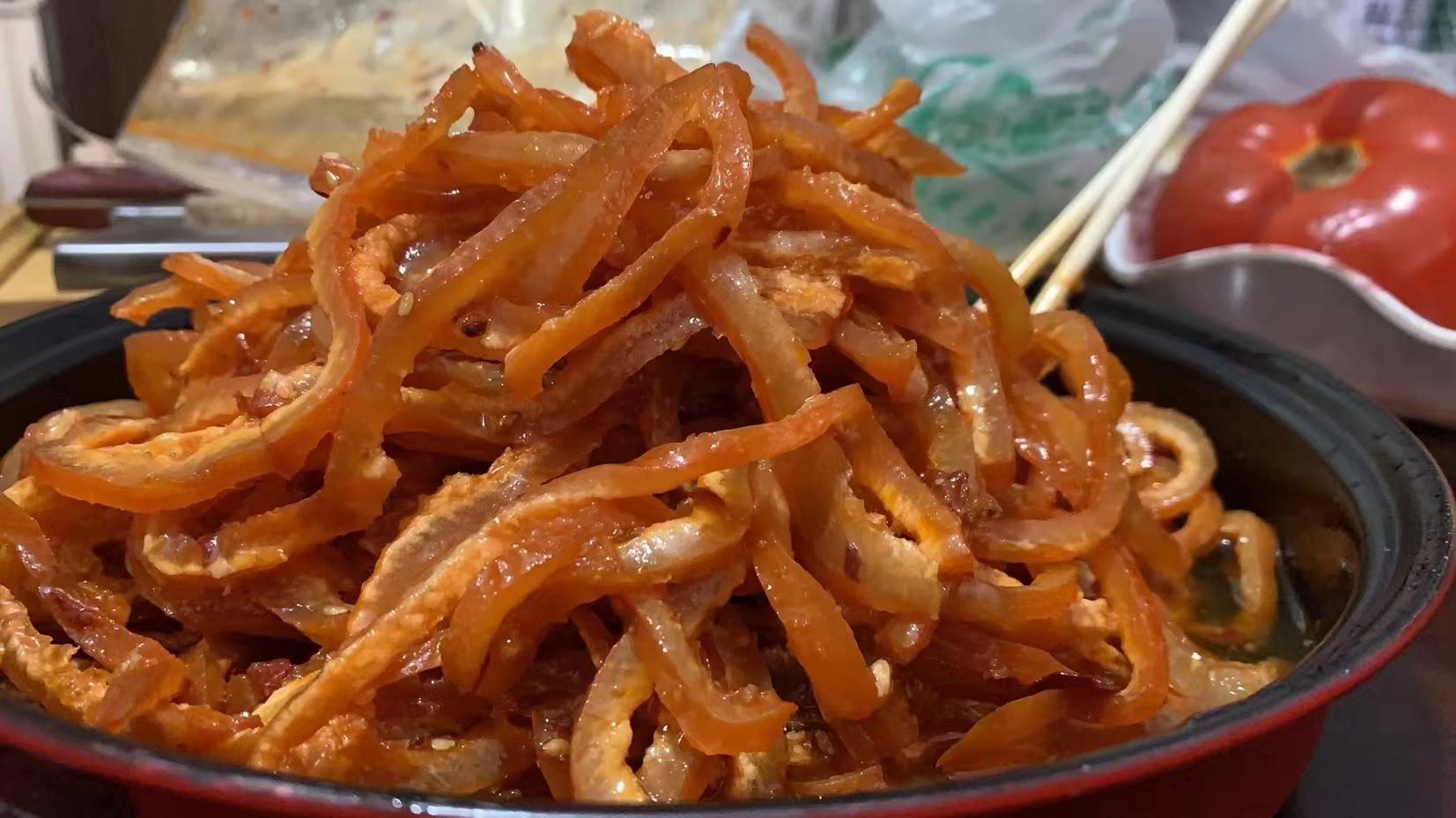 红皮白心萝卜炒肉翻炒过程图