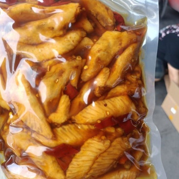 鸡翅尖，各大品牌，一件30斤，1斤一袋，五香麻辣两个味