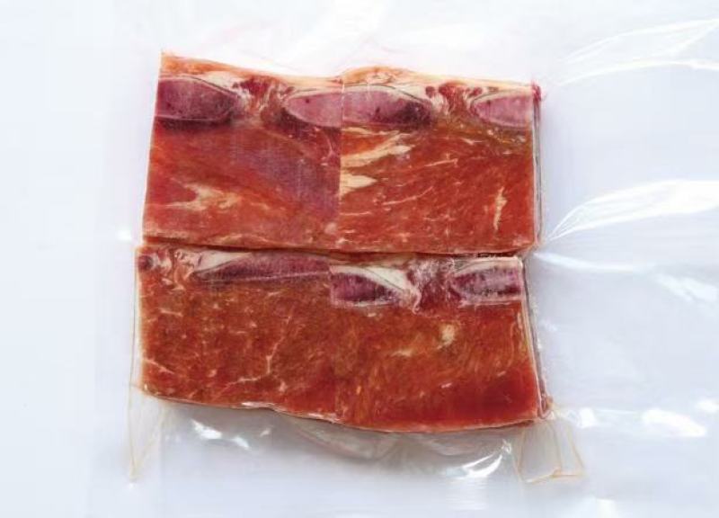 黑椒牛仔骨，黑胡椒口味，口感嫩，适合各个年龄段的人食用。