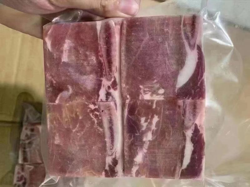 黑椒牛仔骨，黑胡椒口味，口感嫩，适合各个年龄段的人食用。