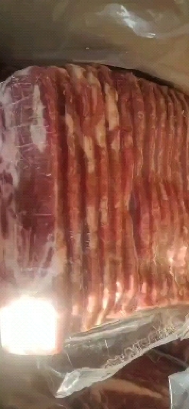 黑椒牛仔骨，黑胡椒口味，口感嫩，适合各个年龄段的人食用。