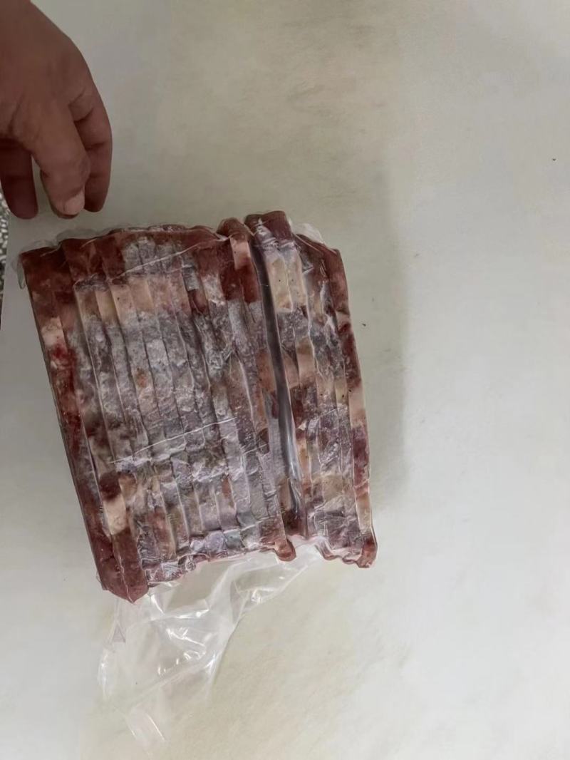 黑椒牛仔骨，黑胡椒口味，口感嫩，适合各个年龄段的人食用。