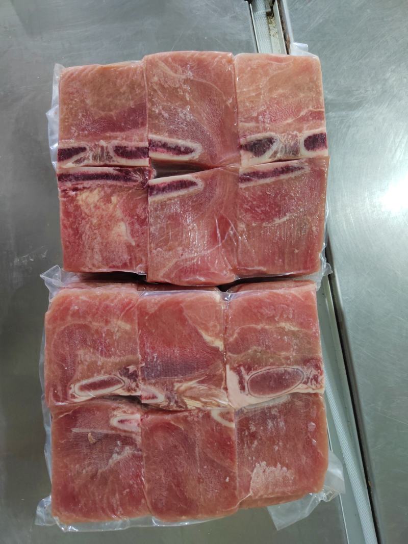 黑椒牛仔骨，黑胡椒口味，口感嫩，适合各个年龄段的人食用。