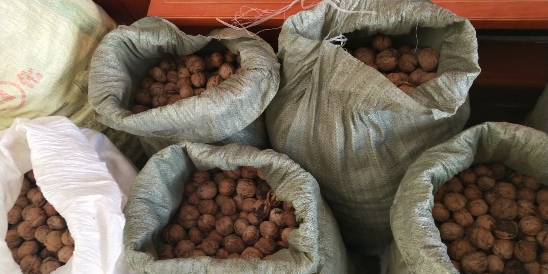 雕刻核桃在文玩市场上的展示