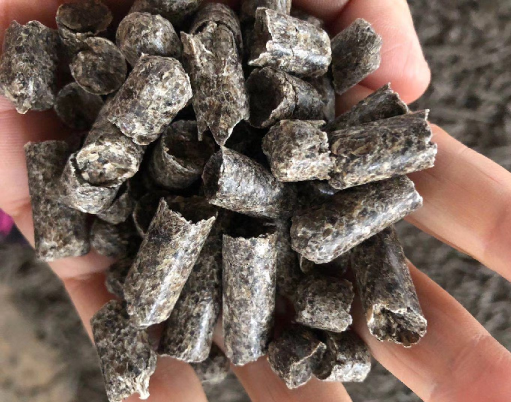 科研实测现场:通过标准灰化-原子吸收法测定油菜矿物质含量,PH计实时读取灰分浸提液pH值,验证其强碱性来源 实验室检测场景:白大褂研究人员手持PH计探头插入油菜灰分溶液,背后电子天平显示'0.248g',桌面摆放标有'K⁺ 348mg/100g' 'Ca²⁺ 105mg/100g'的数据卡片