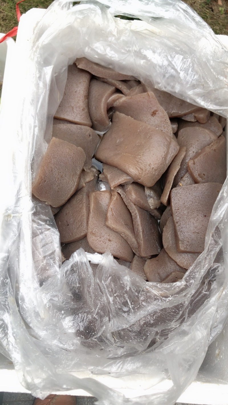 正宗手工柴火土魔芋豆腐，颜色纯正，味道鲜美，