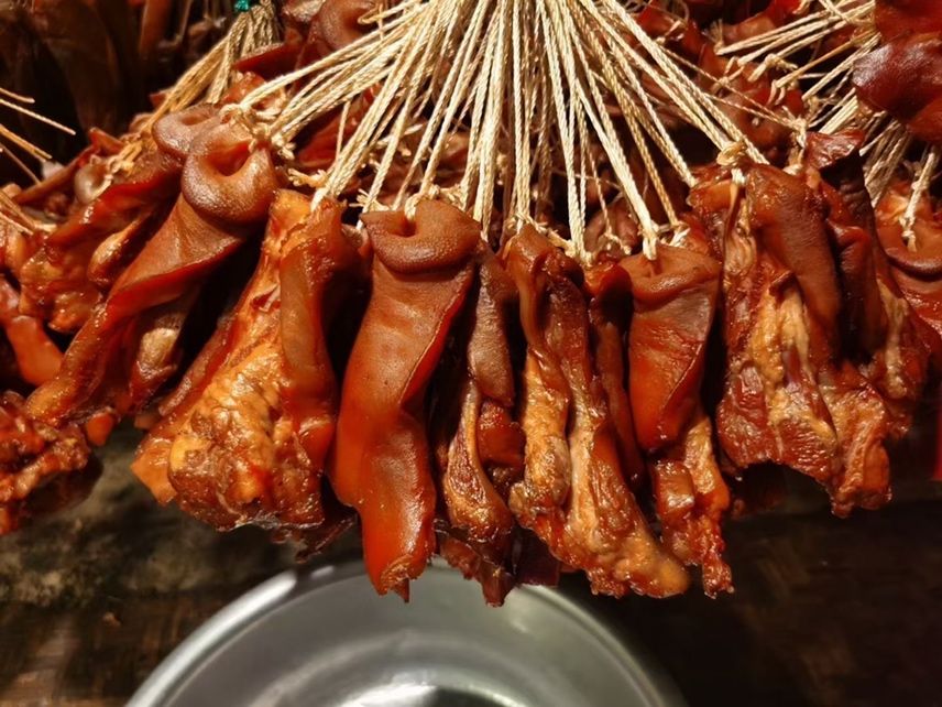 香芹猪耳朵的食材处理过程