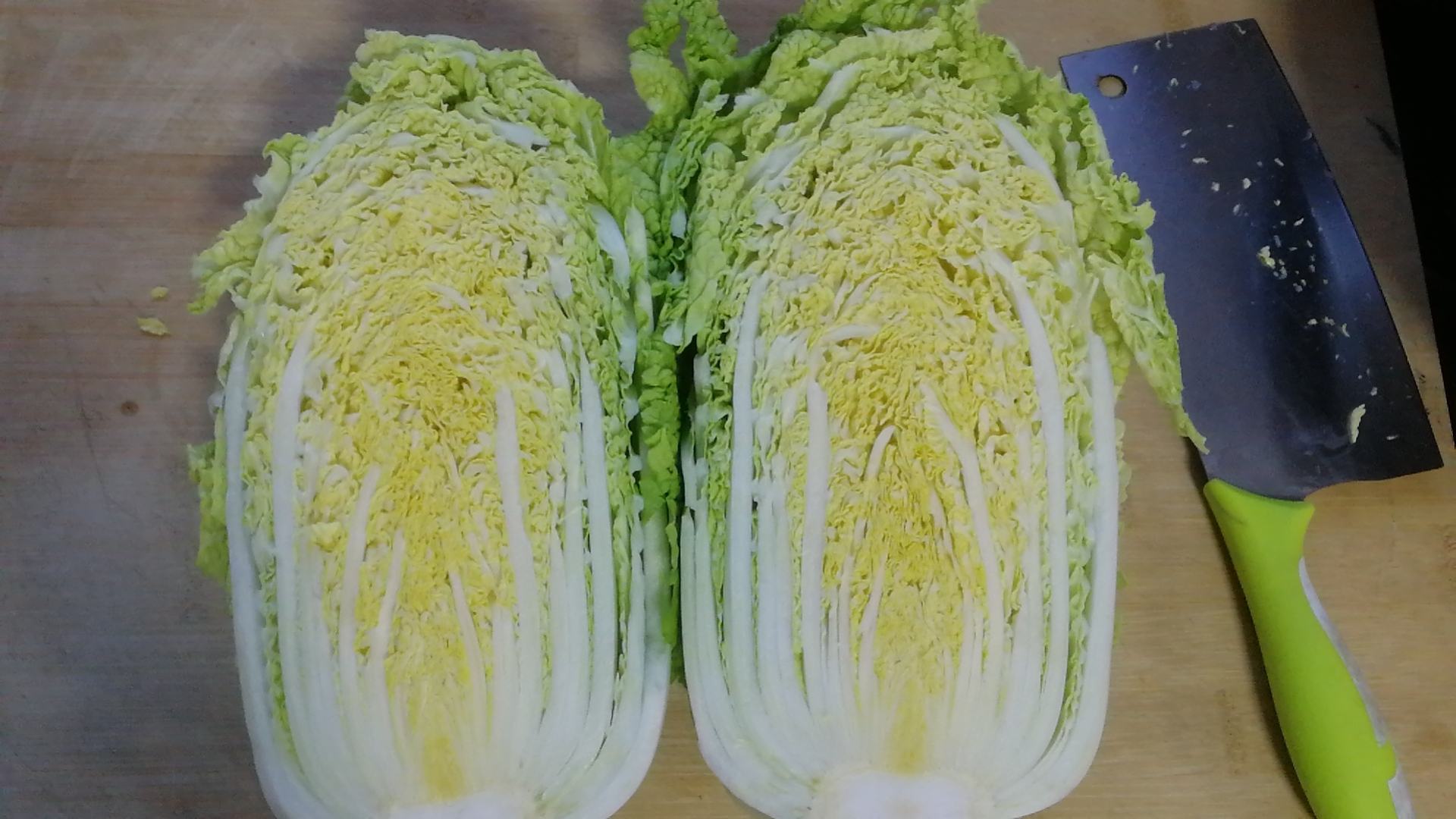 厨房中的娃娃菜烹饪场景