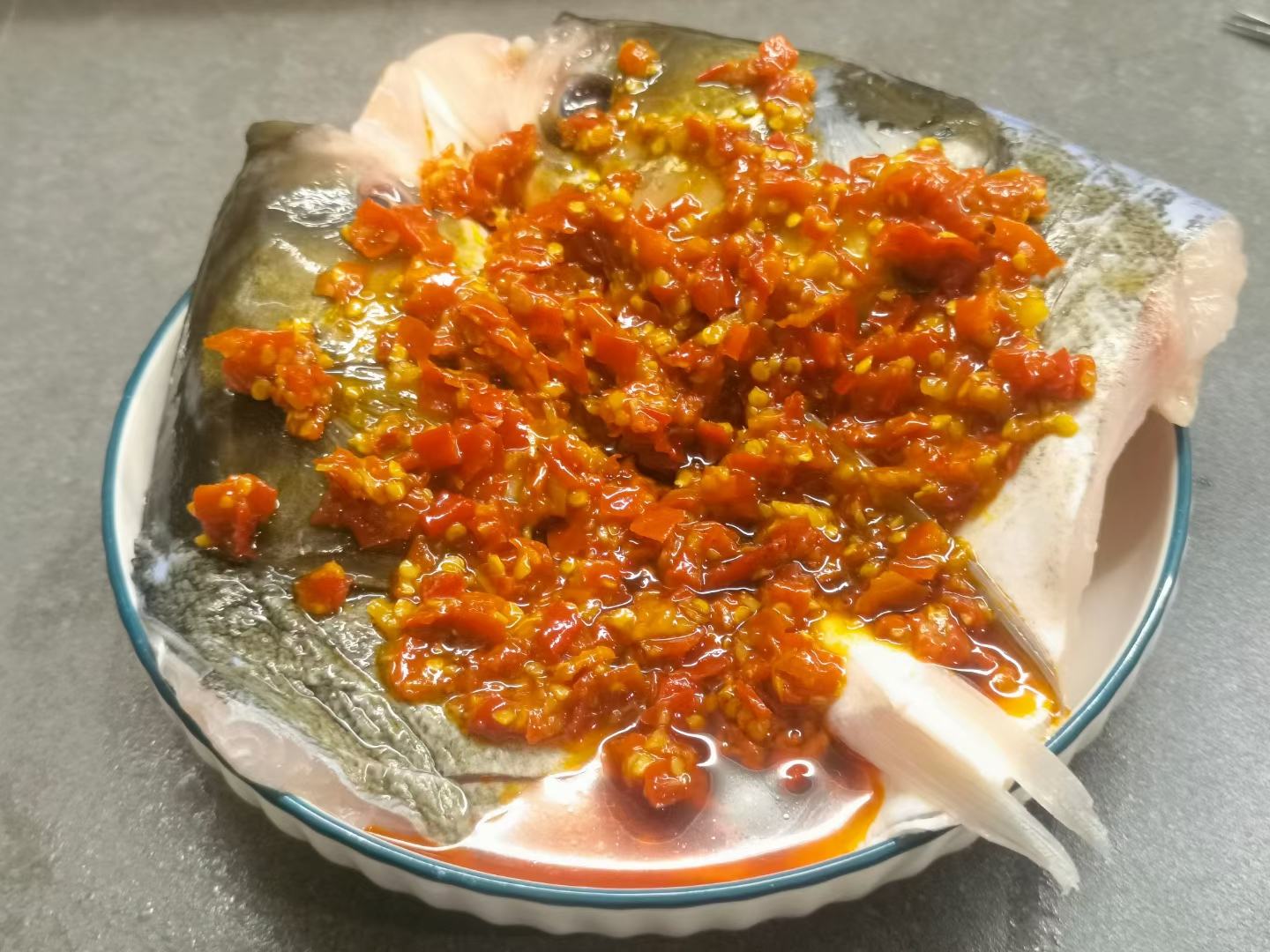 剁椒蒸鱼头成品图