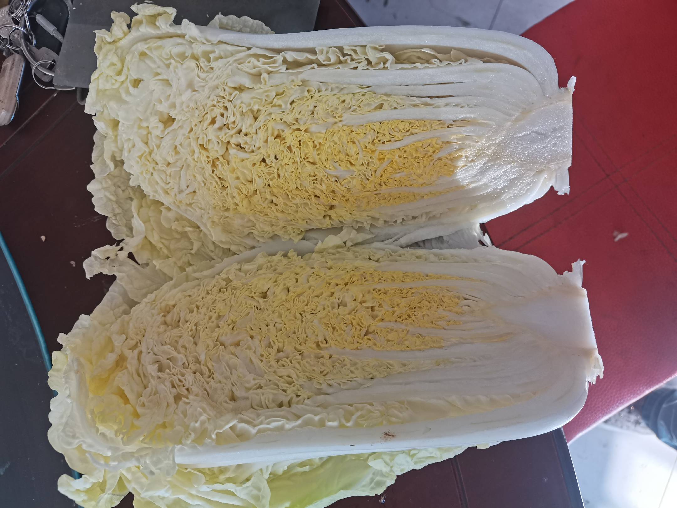 左侧为完整大白菜,右侧为剥好的小颗娃娃菜形态,对比清晰,展示食材转变过程 大白菜与剥成的娃娃菜对比图