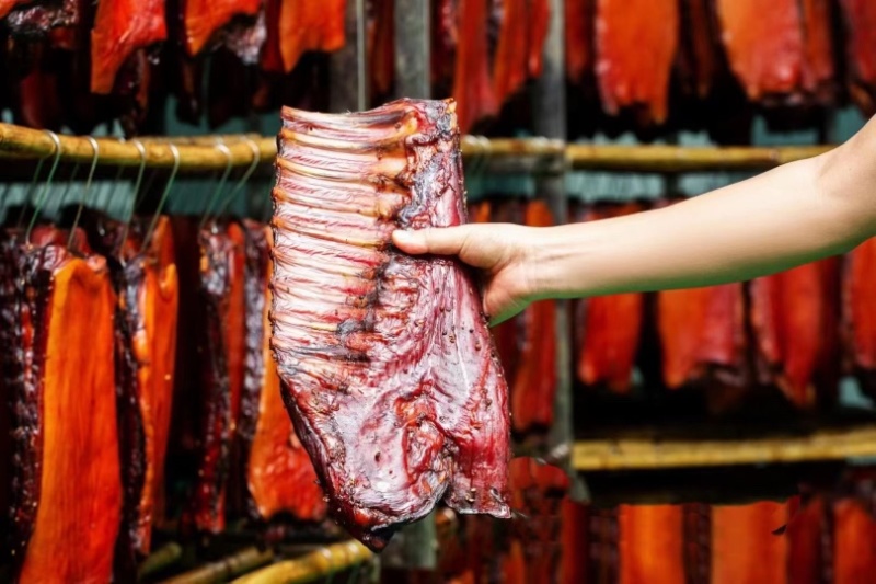 烟熏柴火腊肉二刀肉香肠前腿肉库房大量