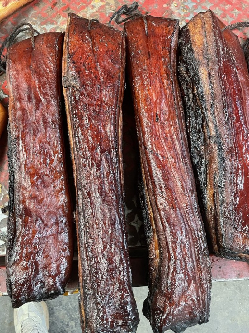 烟熏柴火腊肉二刀肉香肠前腿肉库房大量