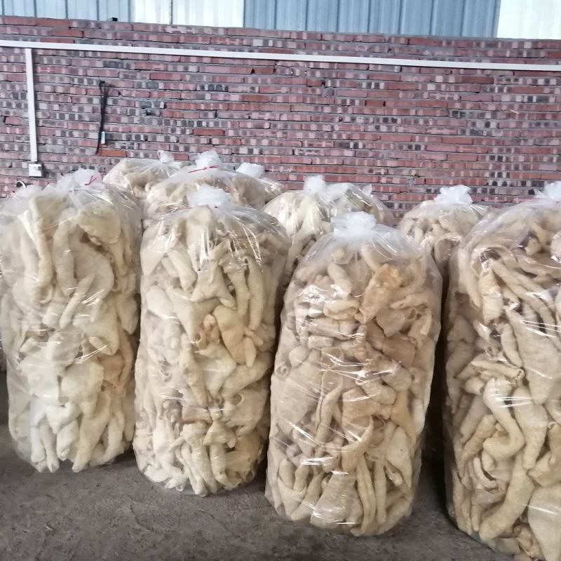 速万食品万顺肉皮加工厂加工的不浇油油炸中皮。