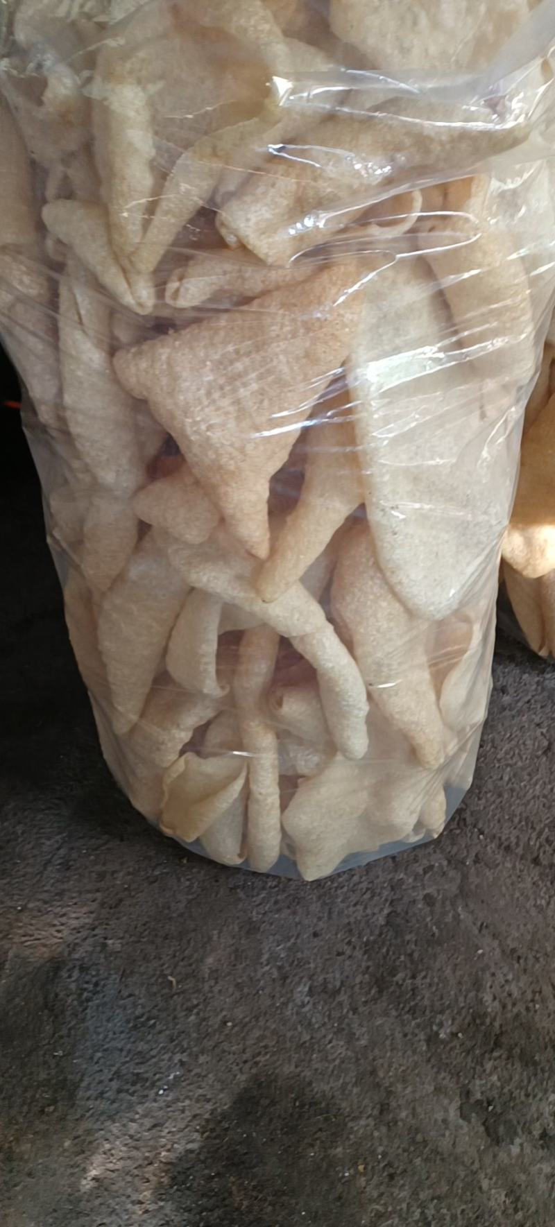 速万食品万顺肉皮加工厂加工的不浇油油炸中皮。