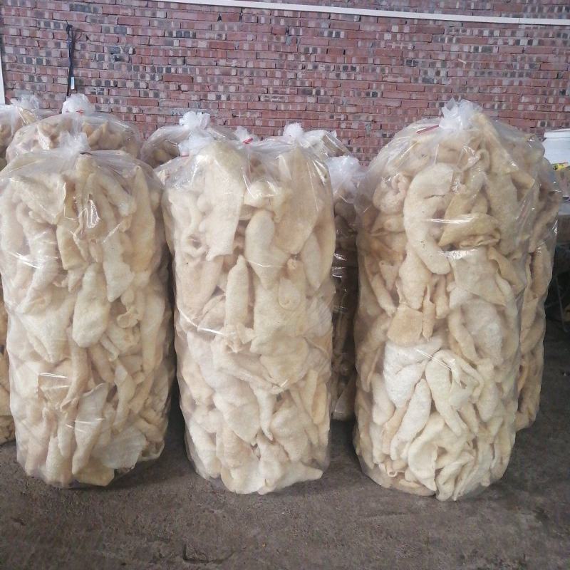 速万食品万顺肉皮加工厂加工的不浇油油炸中皮。
