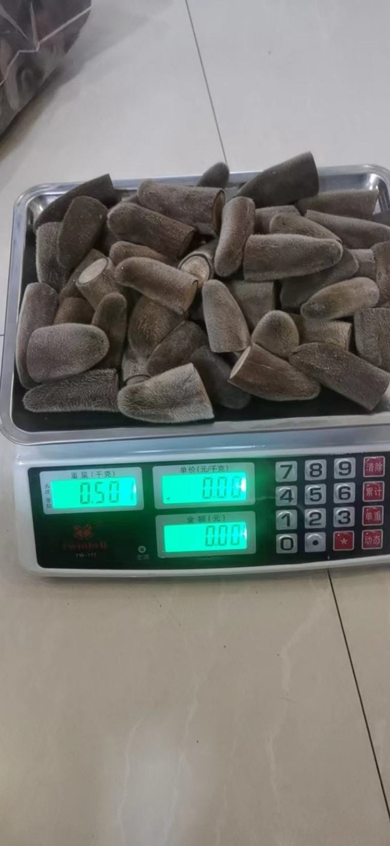 干鹿茸粉是鲜茸经过加工干茸以后打的粉，使用方便。