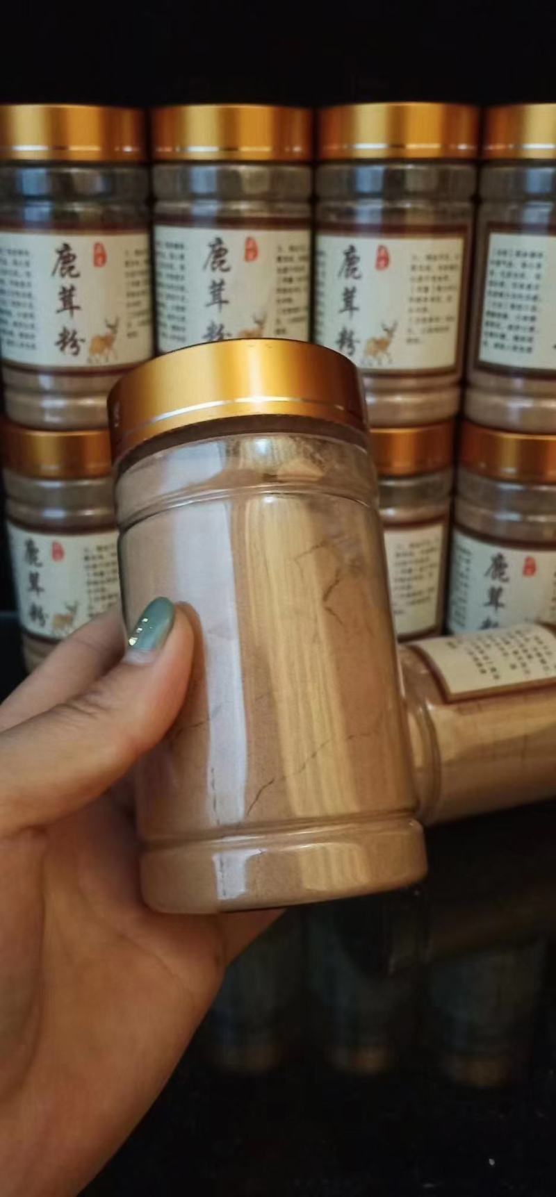干鹿茸粉是鲜茸经过加工干茸以后打的粉，使用方便。