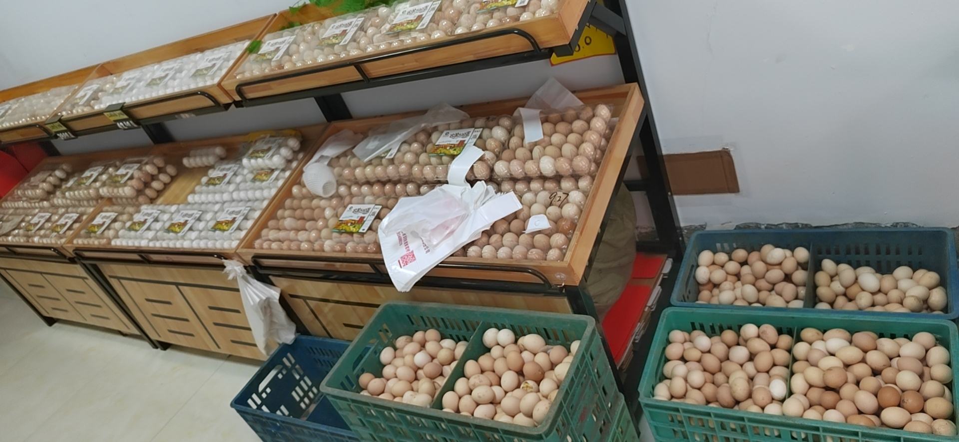 超市货架上的不同颜色鸡蛋展示