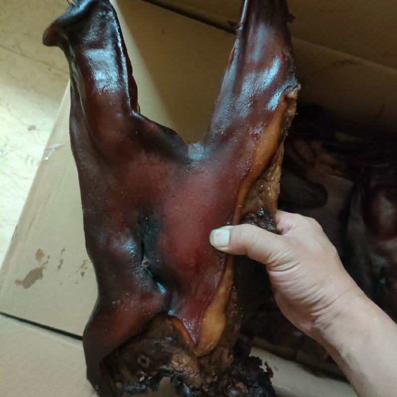 烟熏猪头皮，有带耳的和不带耳朵的2种，江湖地摊赶集