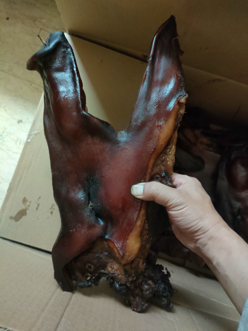 烟熏猪头皮，有带耳的和不带耳朵的2种，江湖地摊赶集