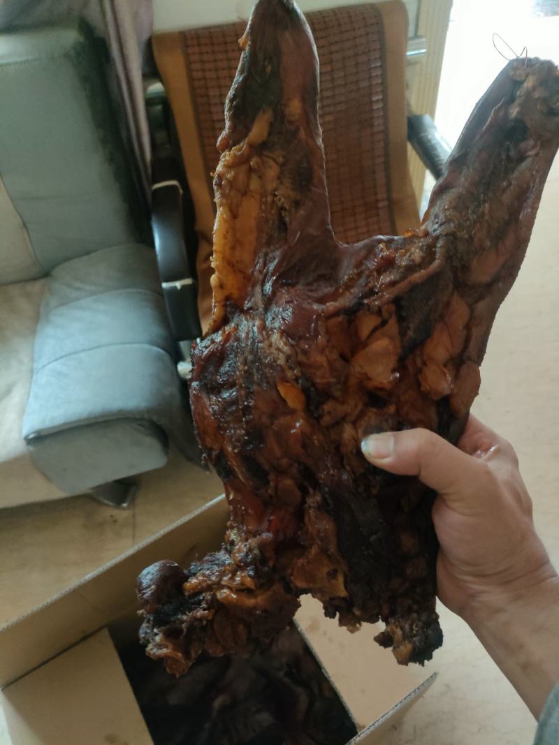 烟熏猪头皮，有带耳的和不带耳朵的2种，江湖地摊赶集