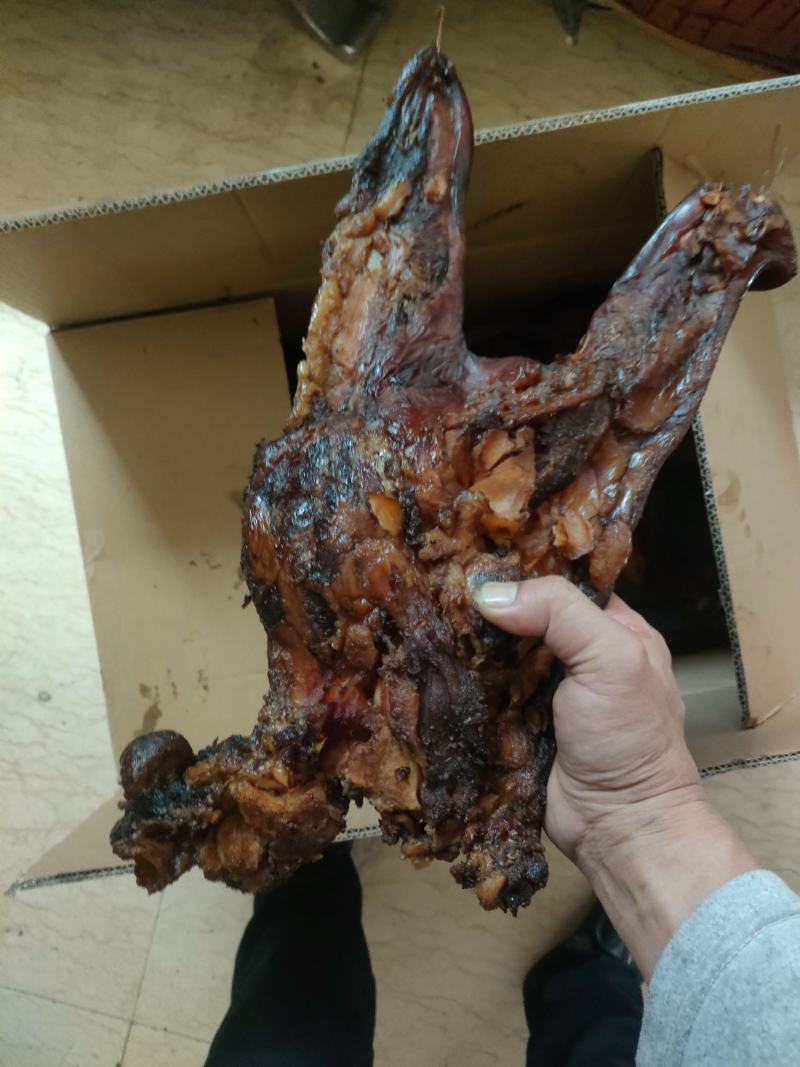 烟熏猪头皮，有带耳的和不带耳朵的2种，江湖地摊赶集