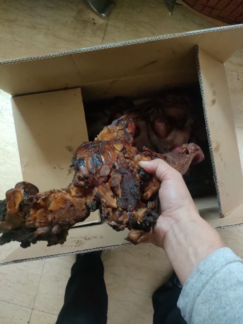 烟熏猪头皮，有带耳的和不带耳朵的2种，江湖地摊赶集