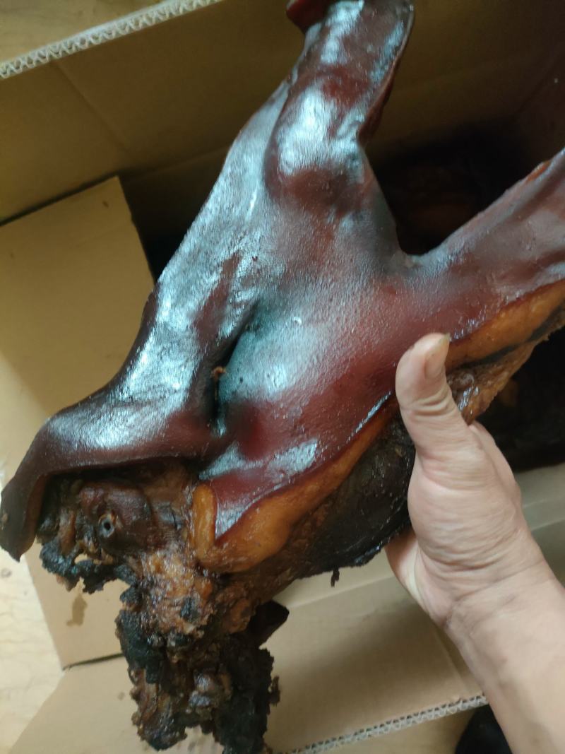 烟熏猪头皮，有带耳的和不带耳朵的2种，江湖地摊赶集