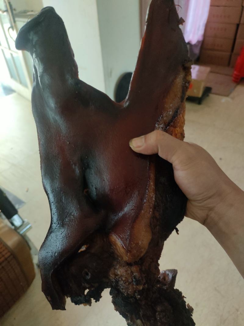 烟熏猪头皮，有带耳的和不带耳朵的2种，江湖地摊赶集