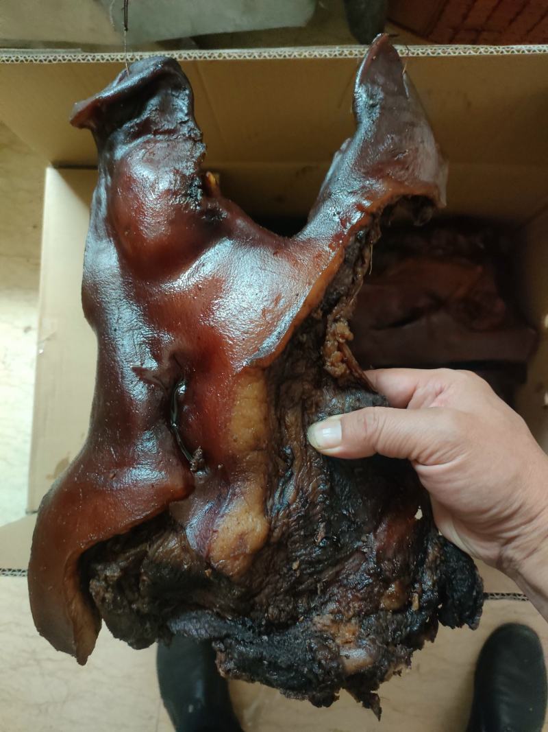 烟熏猪头皮，有带耳的和不带耳朵的2种，江湖地摊赶集