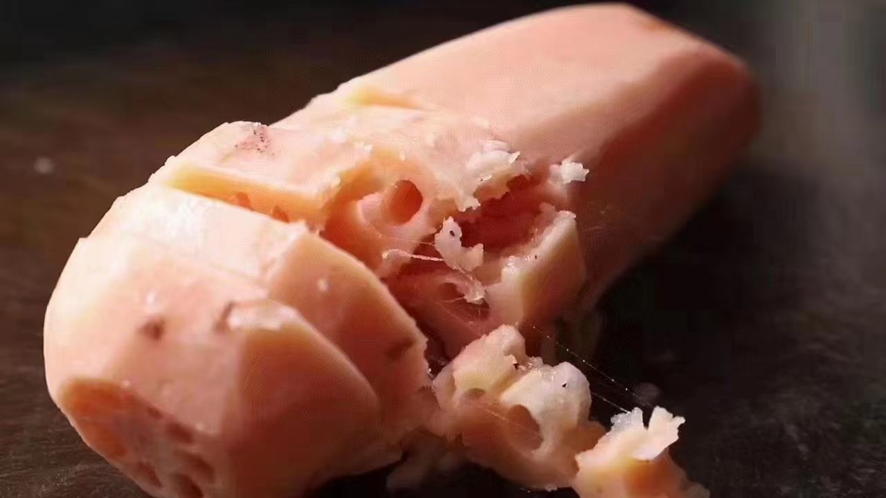 莲藕切片展示其丰富的纤维结构